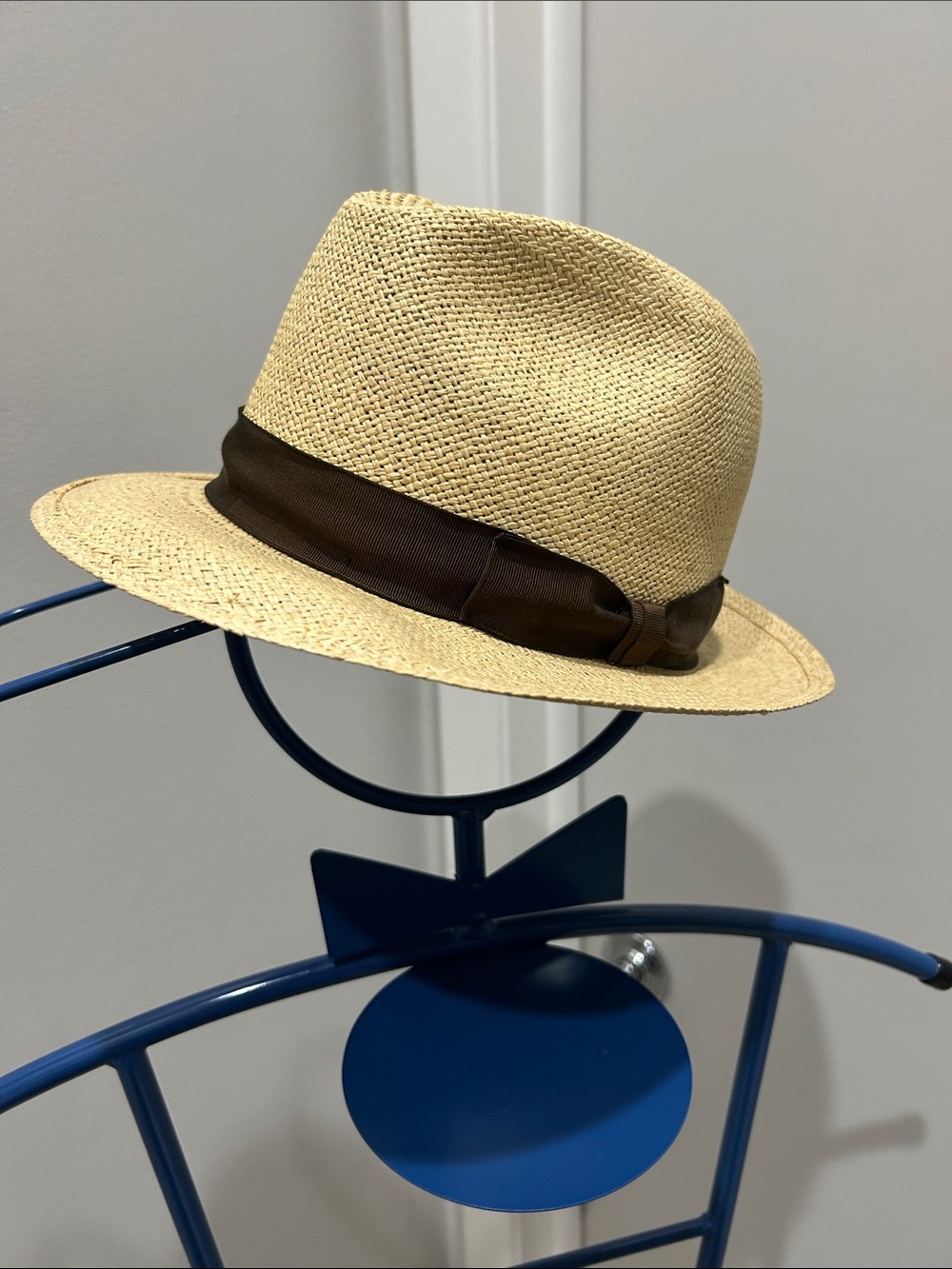 Brooks Brothers Classic Straw Fedora Hat with Brown Band. Size M